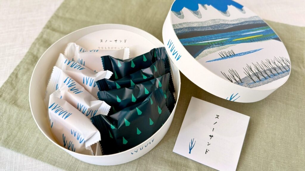 SNOWS_「スノーサンド 白と黒8個入」のパッケージとリーフレット