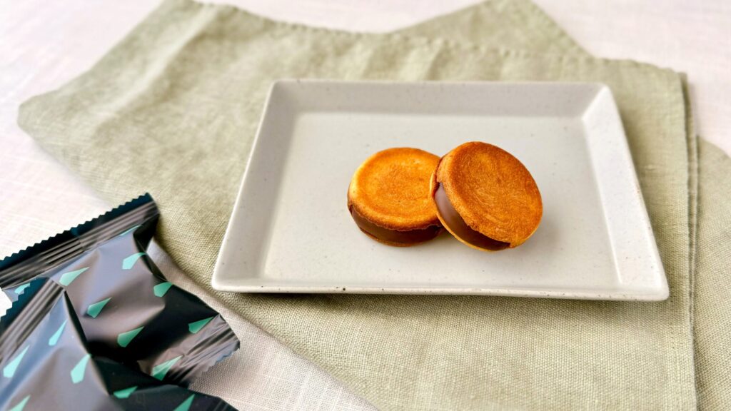 SNOWS_「スノーサンド 黒」の皿のせと個包装