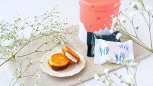 SNOWS_「スノーサンドバレンタイン缶」とスノーサンドが並んでいる様子