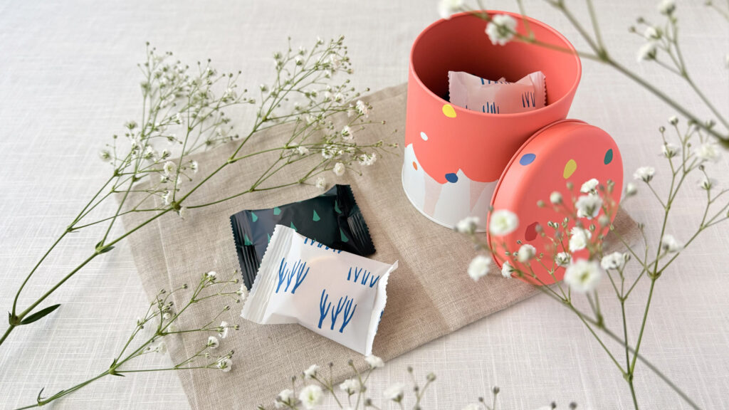 SNOWS_「スノーサンドバレンタイン缶」と個包装にはったスノーサンド