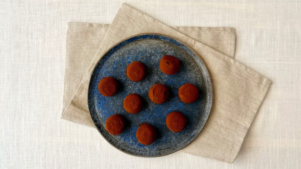 SNOWS_「スノーボール 黒」の皿のせ