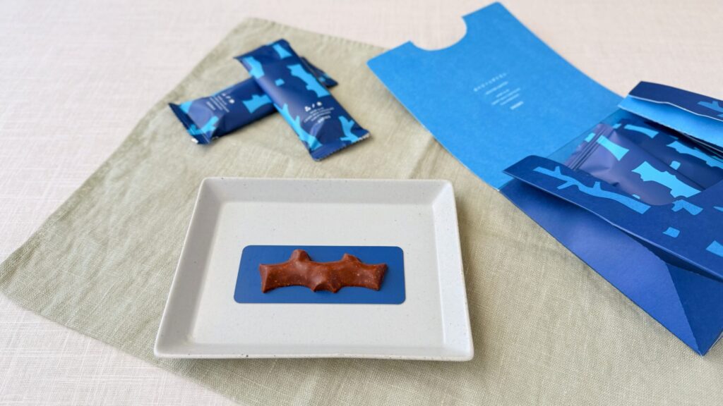 SNOWS_「森ノ木黒」の皿のせとパッケージ