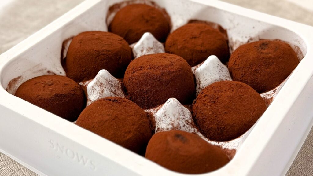 SNOWS_パックから取り出した「スノーボール 黒」