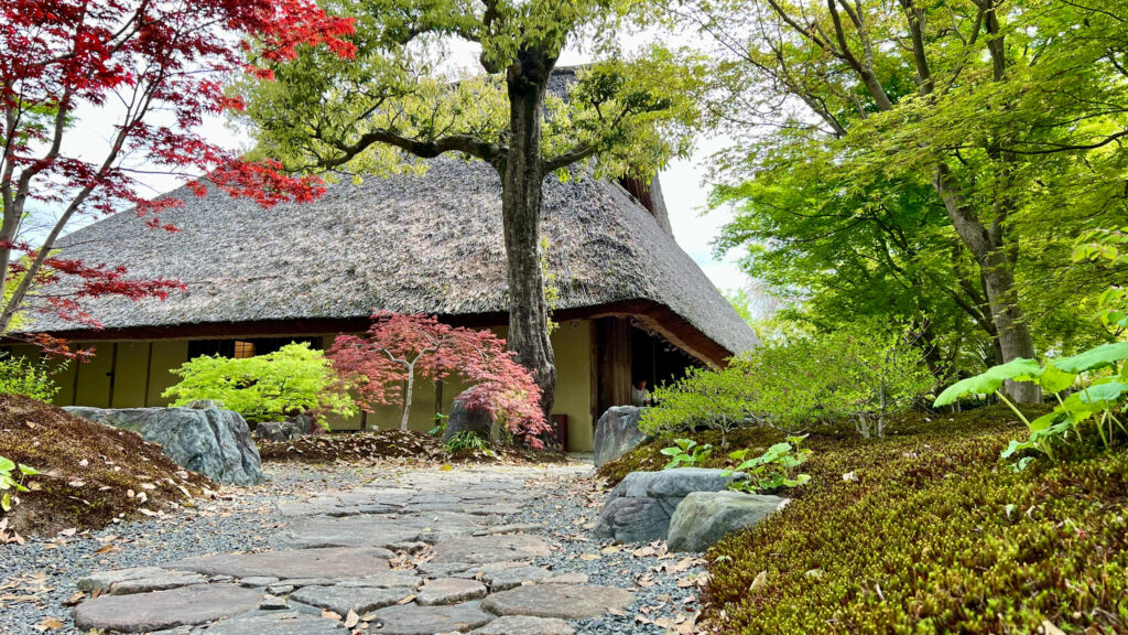 パンとエスプレッソと嵐山庭園_「エスプレッソと」と「パンと」の間にある小道