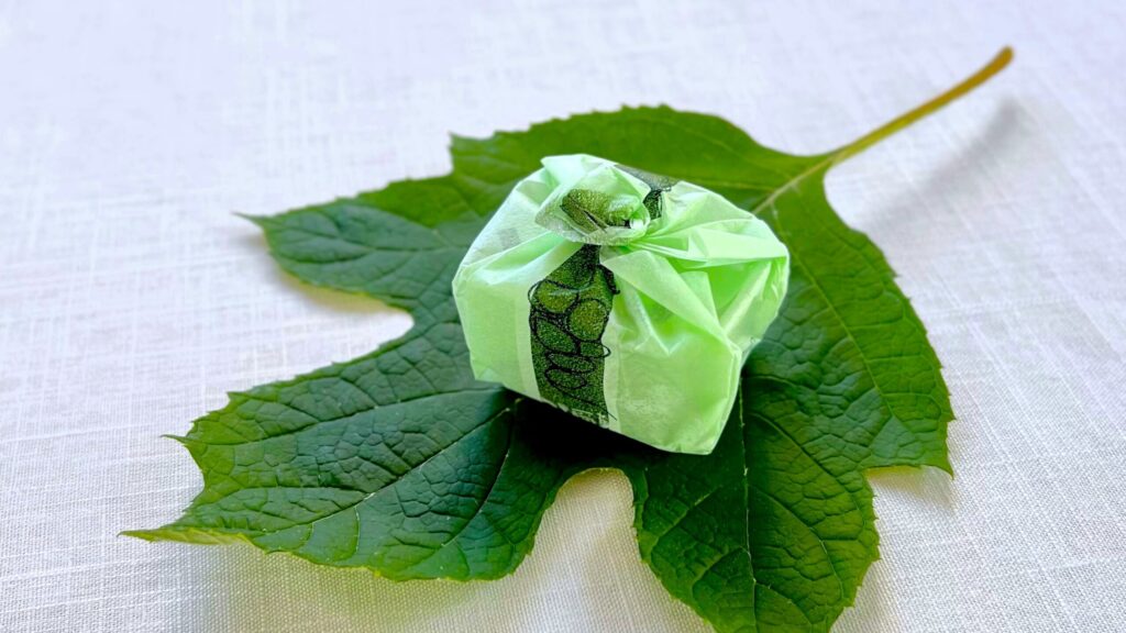 共楽堂_ひとつぶのマスカットの個包装と葉っぱ