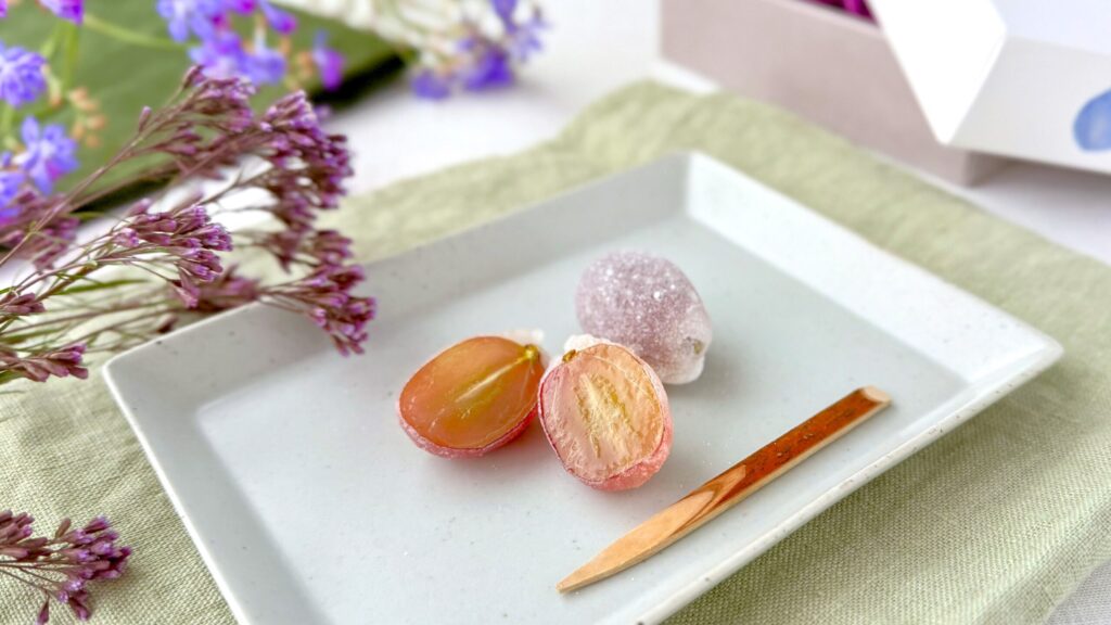 共楽堂_ひとつぶの紫苑の皿盛りとパッケージ