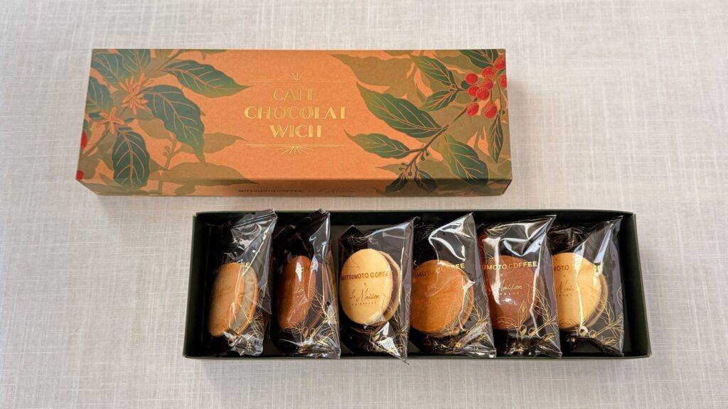 羽田空港_三本珈琲×ラ・メゾン白金「カフェショコラウィッチ」のパッケージ開け