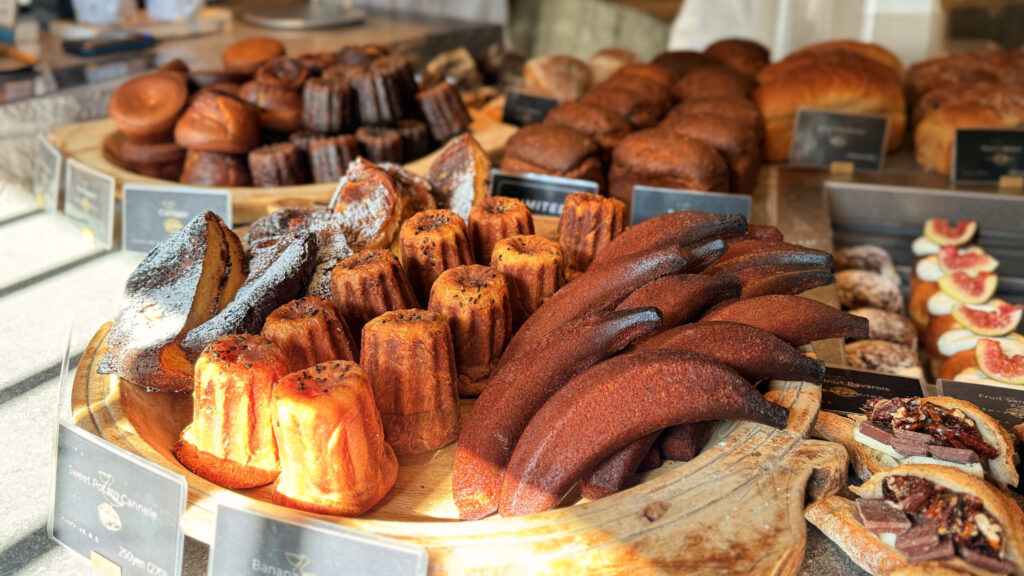 アマムダコタン京都_レジ付近に陳列されたカヌレなどが並んでいる様子1