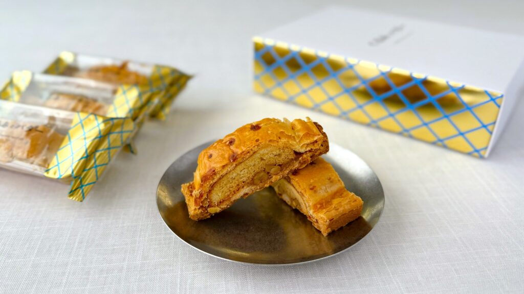 ニセコメイプルバター_「くるみとバター」の皿盛りとパッケージ