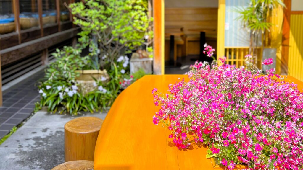 中将堂本舗_花が飾られたテーブル席