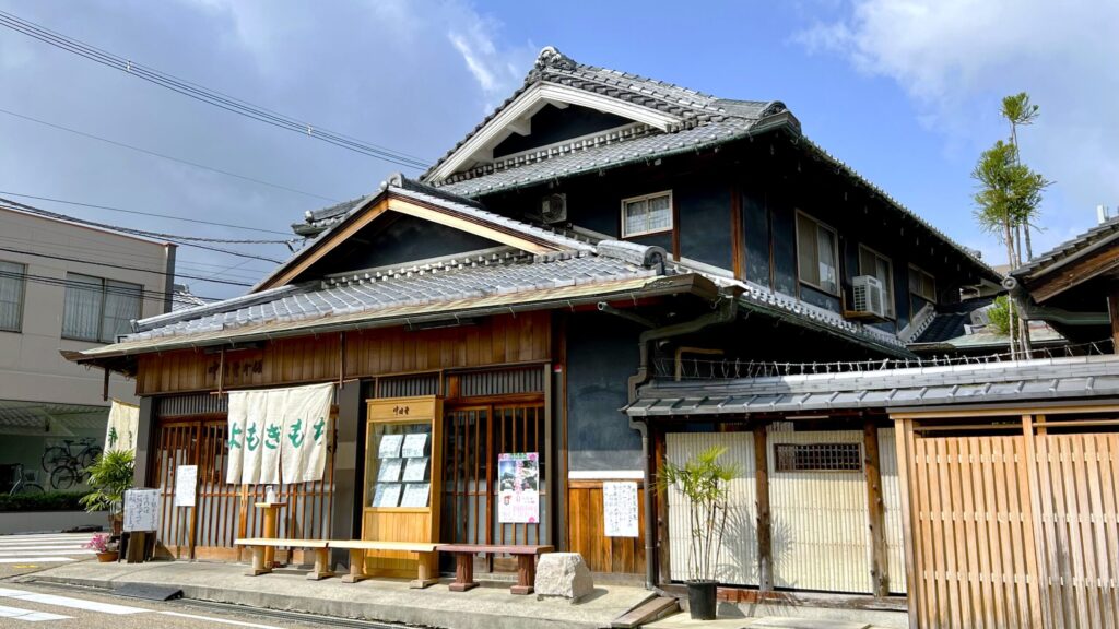 中将堂本舗_暖簾がかけられた外観