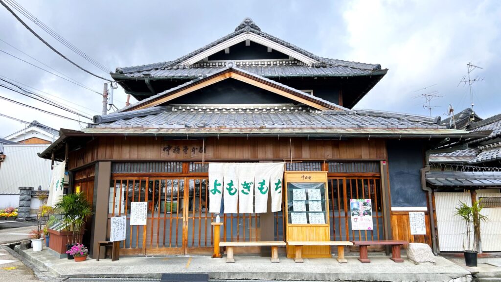 中将堂本舗_椅子が置かれた店頭