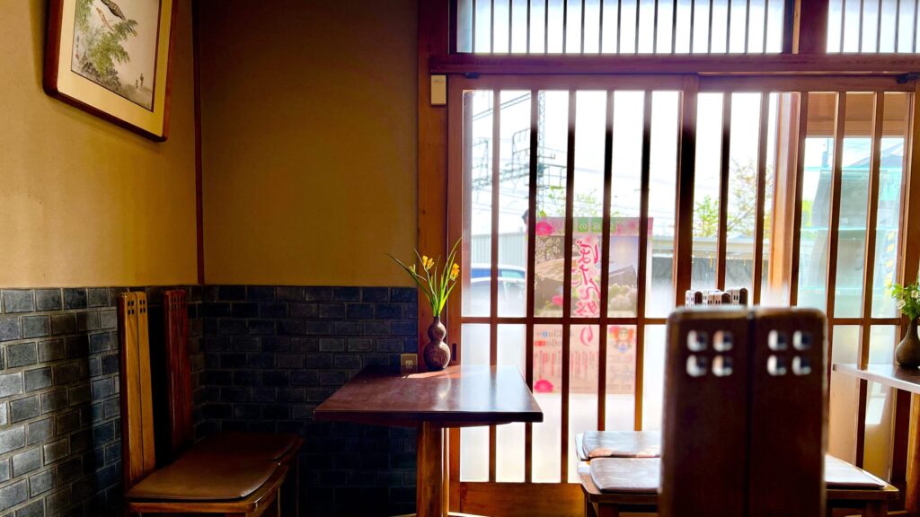 中将堂本舗_店内にあるテーブル席