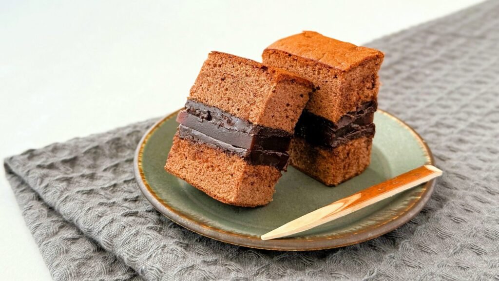 村岡総本舗_櫛が添えられた「シベリアショコラ」