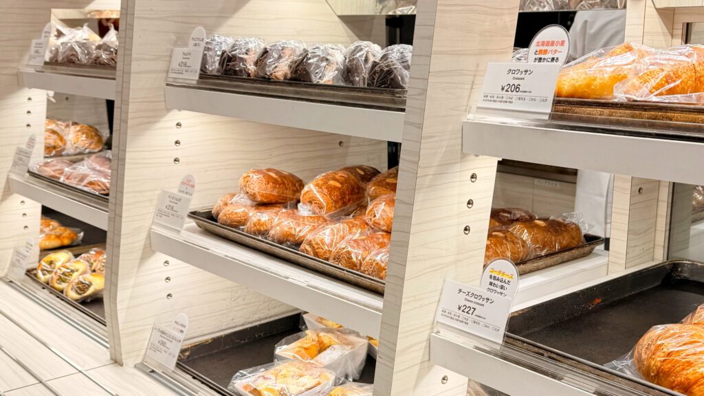 ロイズベーカリー_「パンオショコラ」や「チョコパイ」などが並んでいる様子