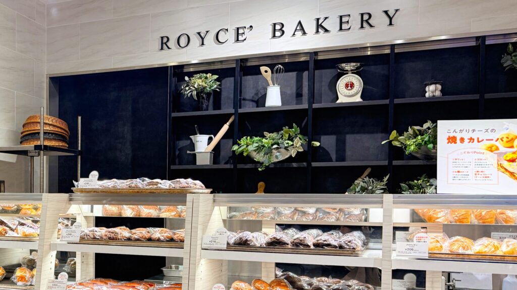 ロイズベーカリー_陳列棚にパンが並んでいる様子