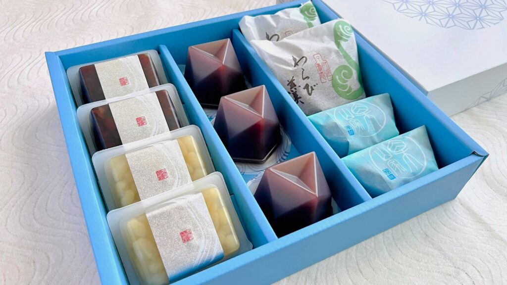 叶匠壽庵_水羊羹やわらび羹などの和菓子が詰め合わせられた「夏ギフト」が置かれている様子
