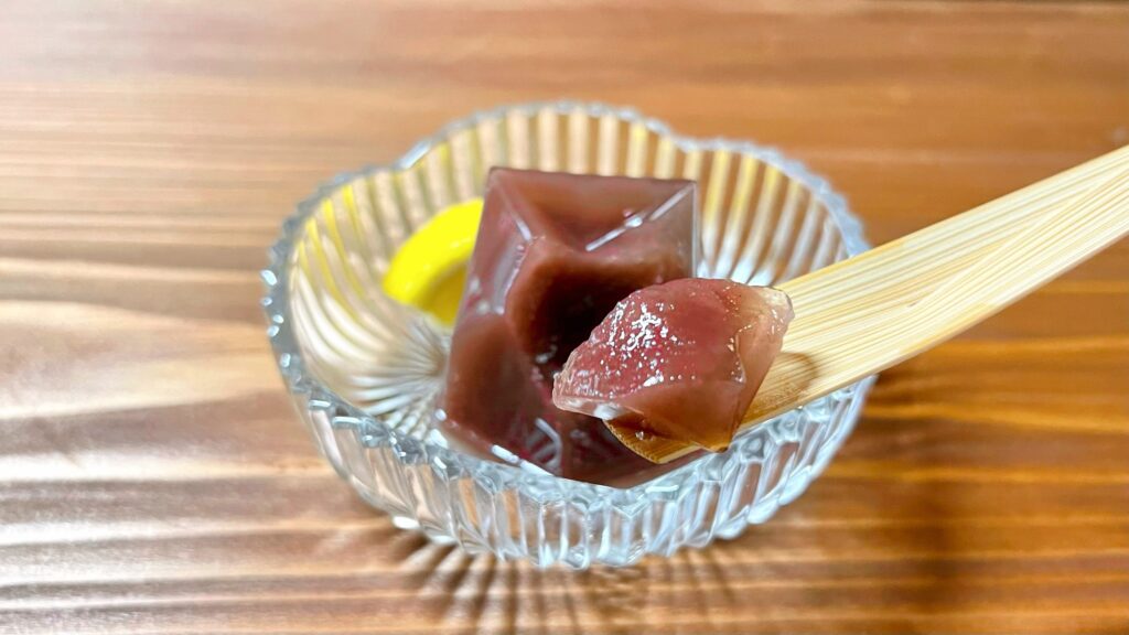 叶匠壽庵_「水羊羹」をスプーンですくっている様子