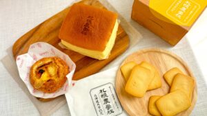 札幌農学校_「焼きたて酪農チーズケーキ」や「焼きたて北海道アップルパイ」、「焼きたて北海道ミルククッキー」が並んでいる様子