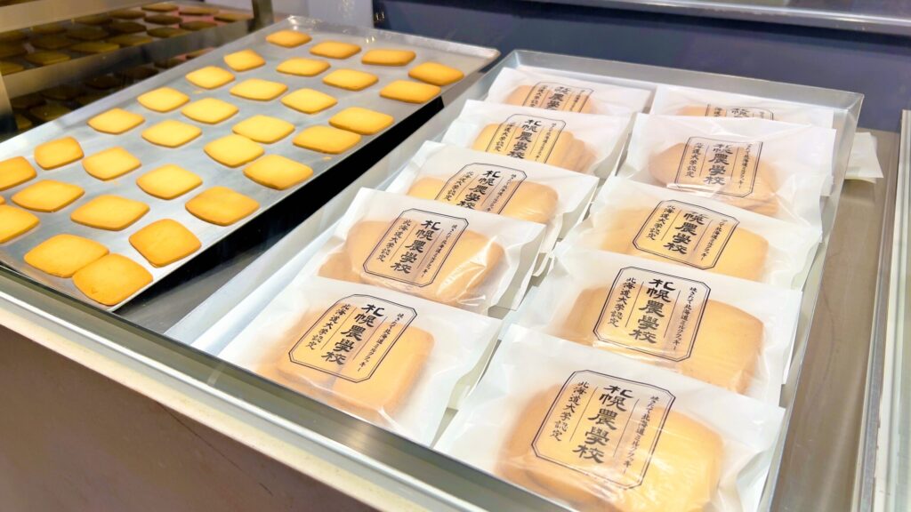 札幌農学校_新千歳空港店の店頭に並んだ「北海道ミルククッキー」