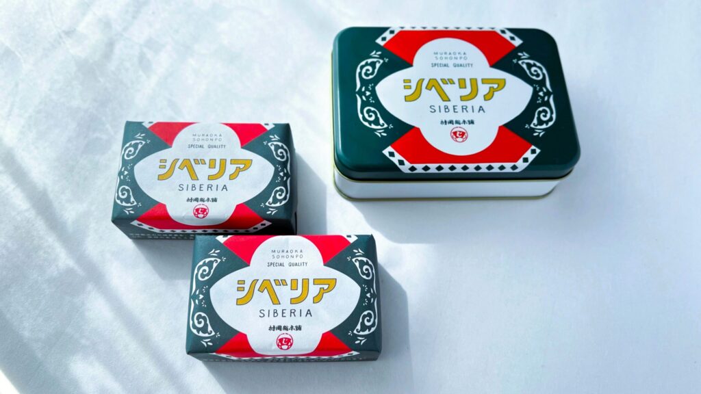 村岡総本舗_「シベリア」と缶が並んでいる様子