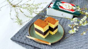 村岡総本舗_「シベリア」の皿盛りと缶が置かれている様子1