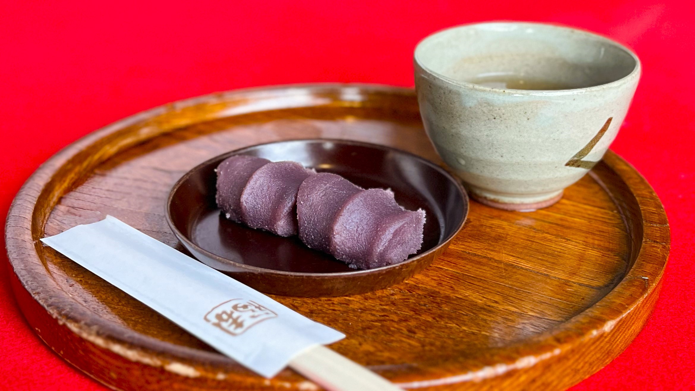 赤福_「赤福」とほうじ茶が並んでいる様子