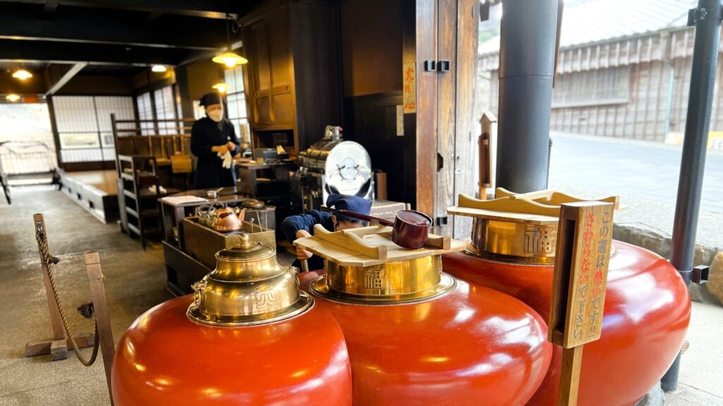 赤福_赤福本店にある赤い竈が置かれている様子