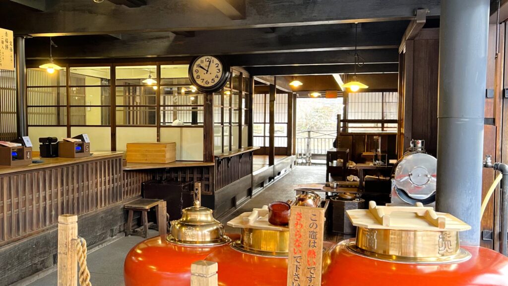 赤福_赤福本店の入口にある赤い窯や時計などが並んでいる様子