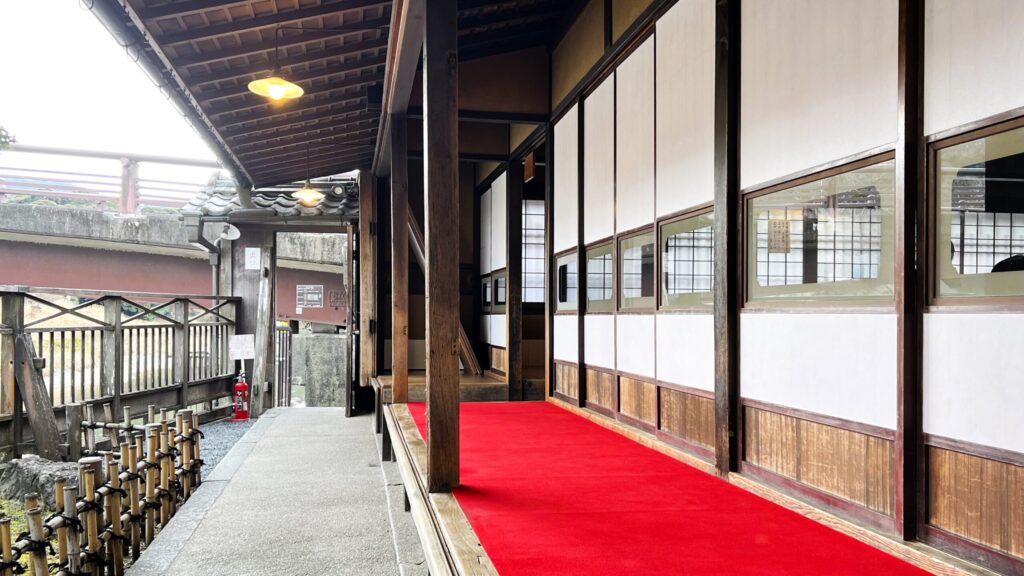 赤福_赤い敷物が敷かれた赤福本店のテラス席