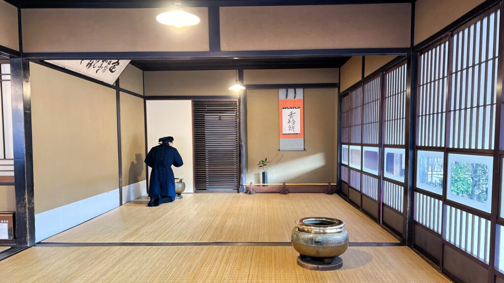 赤福_掛け軸や火鉢が置かれた赤福本店の店内