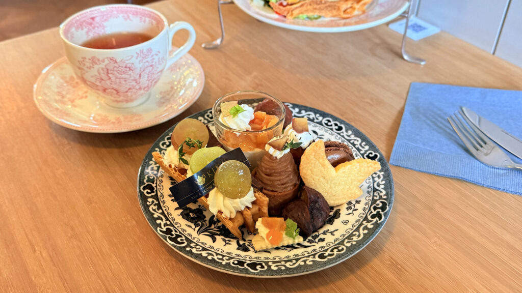 TEA ROOM KIKI京都・嵐山本店_「KIKI’s アフタヌーンティーセット」の1段目と紅茶