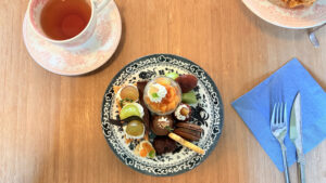 TEA ROOM KIKI京都・嵐山本店_「KIKI’s アフタヌーンティーセット」の1段目