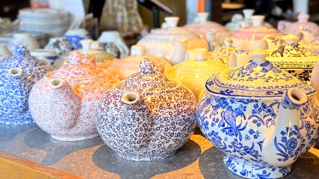 TEA ROOM KIKI京都・嵐山本店_バーレイの食器が並んでいる様子1