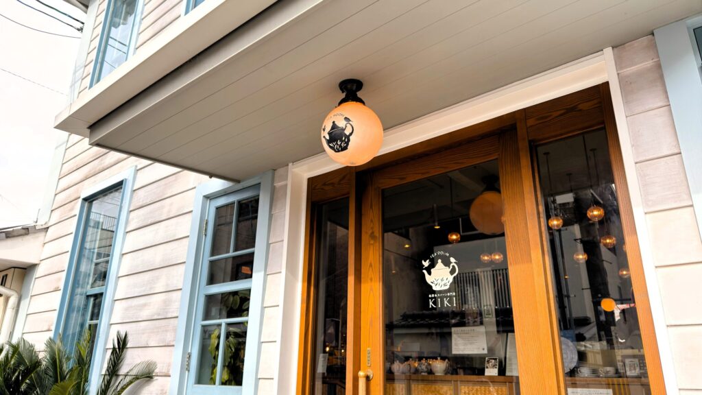 TEA ROOM KIKI京都・嵐山本店_ランプが飾られた入口