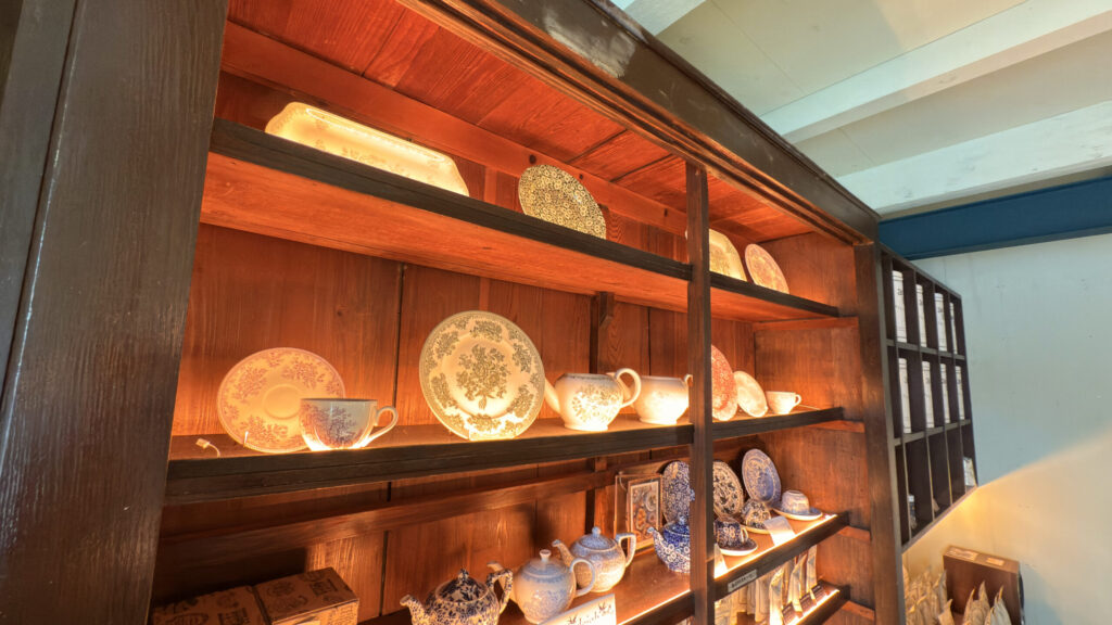 TEA ROOM KIKI京都・嵐山本店_店内の棚に飾られた食器