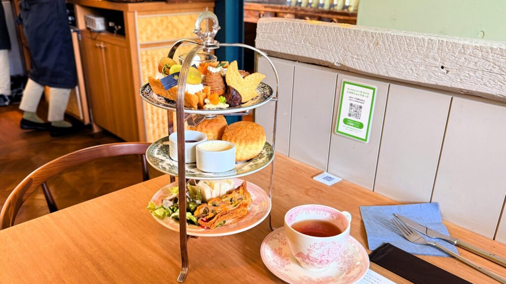 TEA ROOM KIKI京都・嵐山本店_紅茶が添えられた「KIKI’s アフタヌーンティーセット」