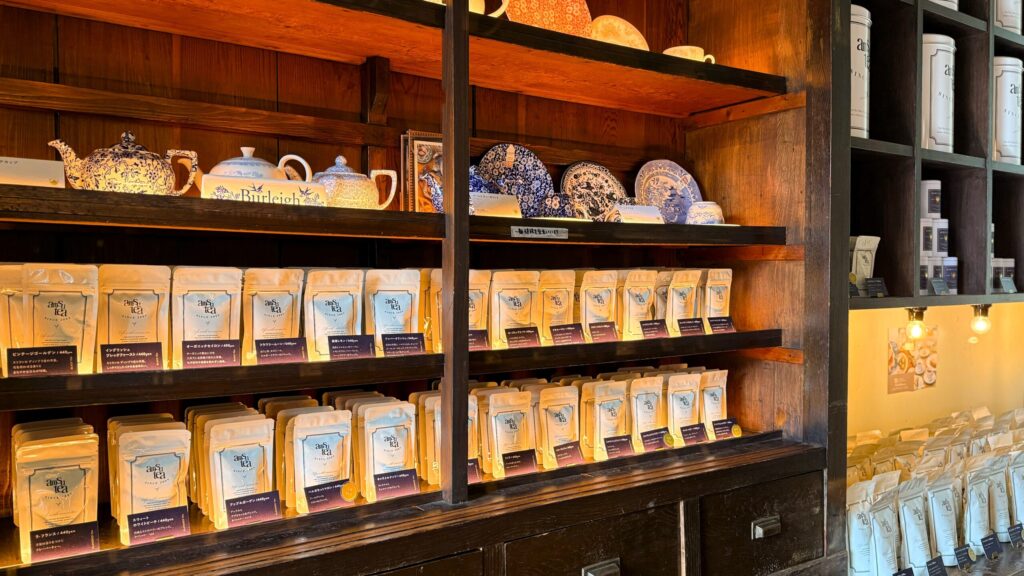 TEA ROOM KIKI京都・嵐山本店_紅茶やバーレイの食器が並んでいる様子