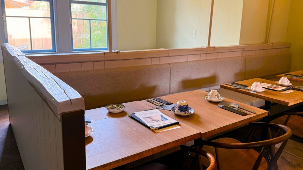 TEA ROOM KIKI京都・嵐山本店_食器が置かれた店内の様子