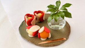 TOP_椿を模した和菓子4種類が盛り付けられている様子