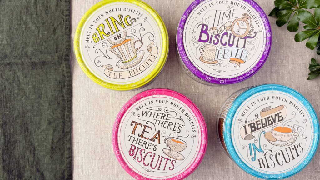 ヤコブセン_4色の「ティータイムバタークッキーティン150g」のパッケージ