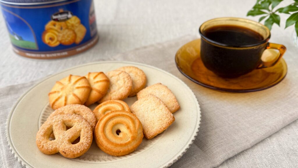 ヤコブセン_クッキーとクッキー缶が並んでいる様子