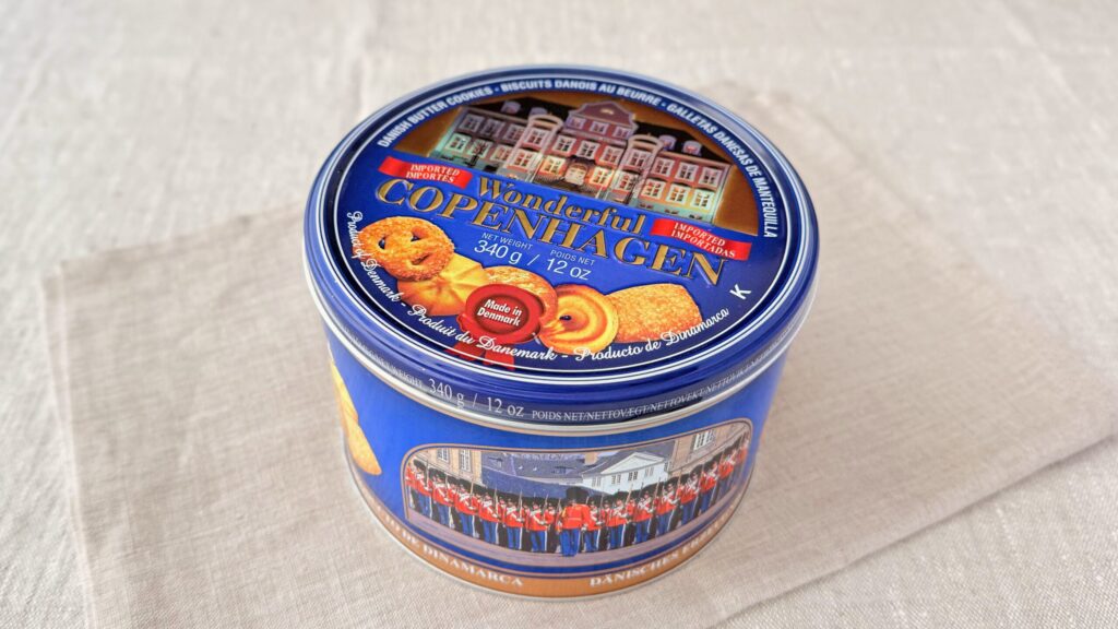 ヤコブセン_クッキー缶が置かれている様子