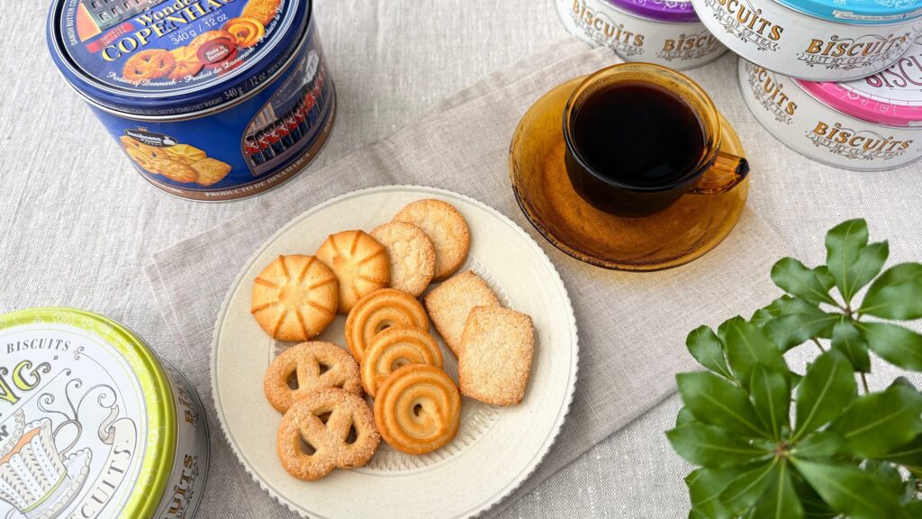 ヤコブセン_クッキー缶や「ティータイムバタークッキーティン」などが並んでいる様子