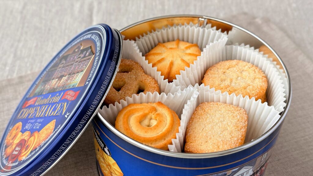 ヤコブセン_綺麗に並んだクッキー缶の中身