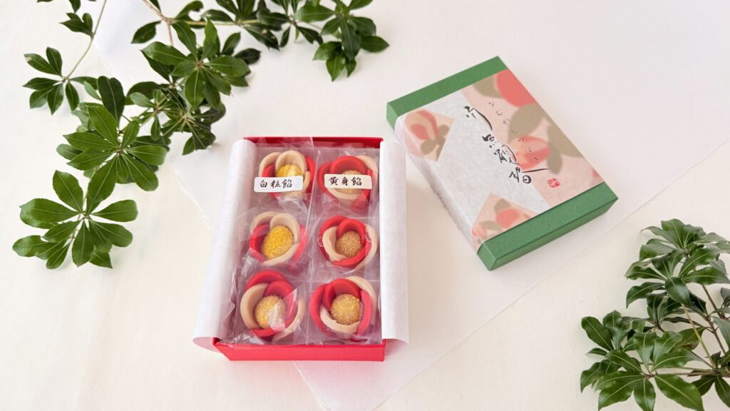 寧楽菓子司中西与三郎_「南無観椿」と蓋が並んでいる様子