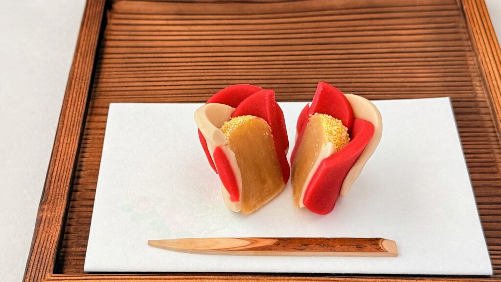 寧楽菓子司中西与三郎_「南無観椿（黄身餡）」の断面