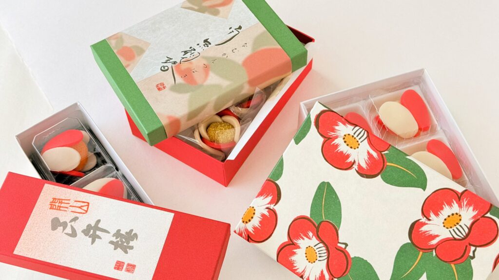 椿を模した和菓子_3ブランドのパッケージが並んでいる様子