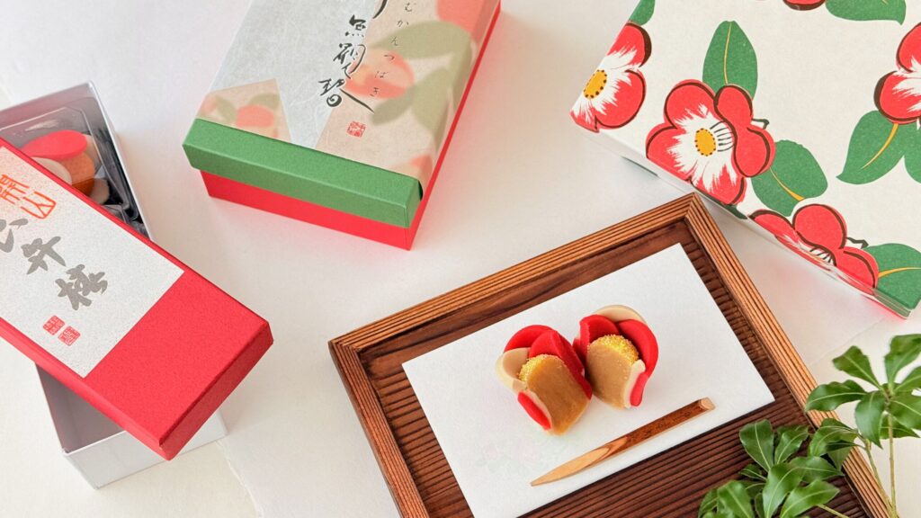 椿を模した和菓子_寧楽菓子司中西与三郎_「南無観椿」とパッケージが並んでいる様子
