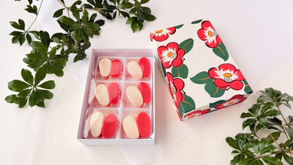 萬々堂通則_「糊こぼし」と蓋が並んでいる様子